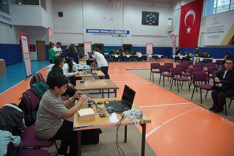 Edirne'de geleceğin teknoloji yıldızları projelerini sergiledi