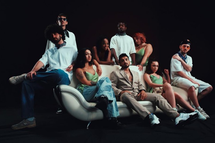 10 dansçı ve papağanla klip çekti