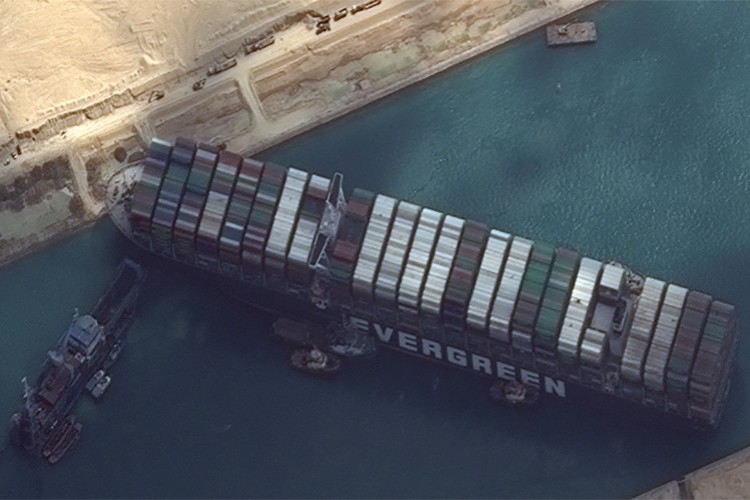 Gemi yüzdürüldü, kanal açılıyor