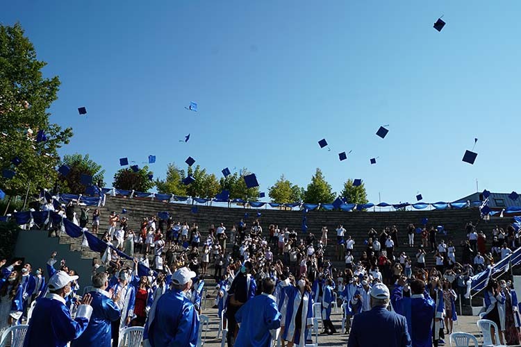 Okan'da mezuniyet sevinci