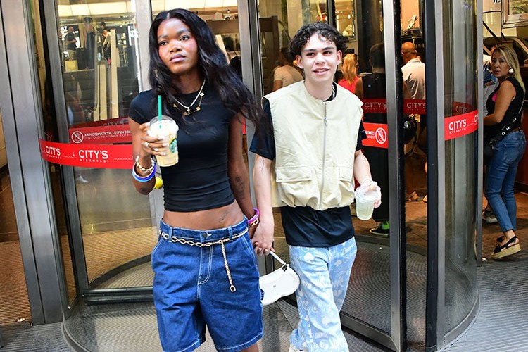 Genç şarkıcının siyahi model aşkı!