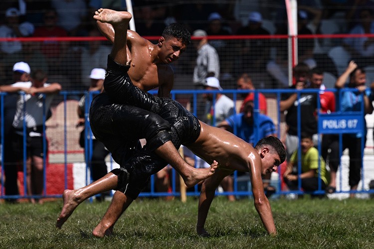Elmalı Yağlı Güreşleri'nde yarı finalistler belli oldu