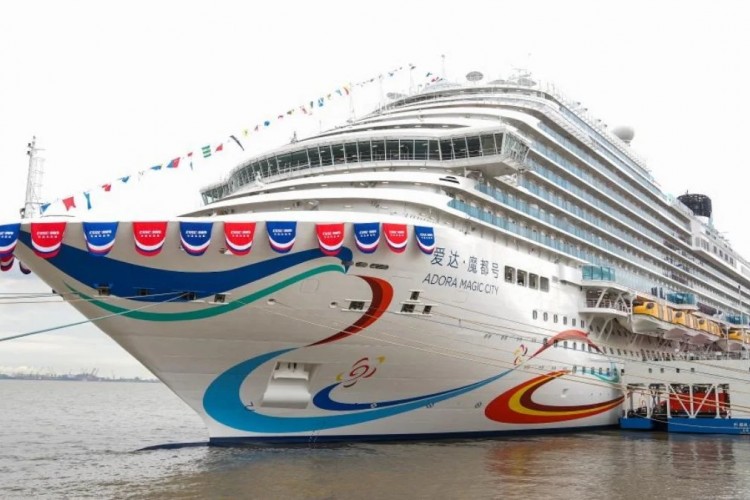 Çin'in yerli üretim yolcu gemisi ilk ticari seferine çıktı