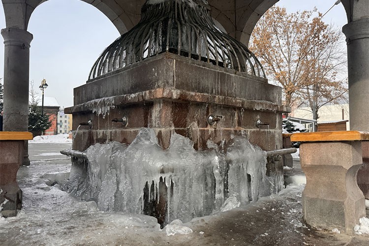 Ağrı ile Erzurum'da dondurucu soğuklarla nehir ve dereler buzla kaplandı