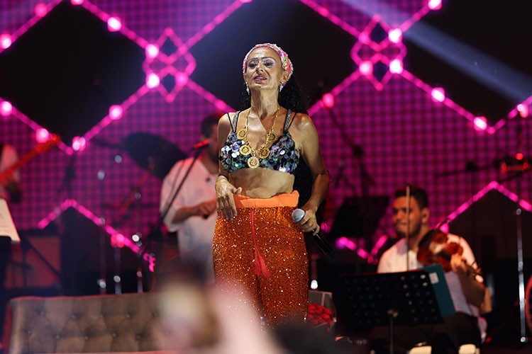 Yıldız'a İbo'dan 100 gül