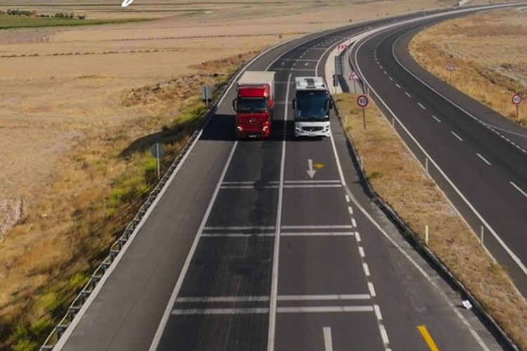 Mercedes-Benz Türk için her yol Cumhuriyet'e çıkıyor