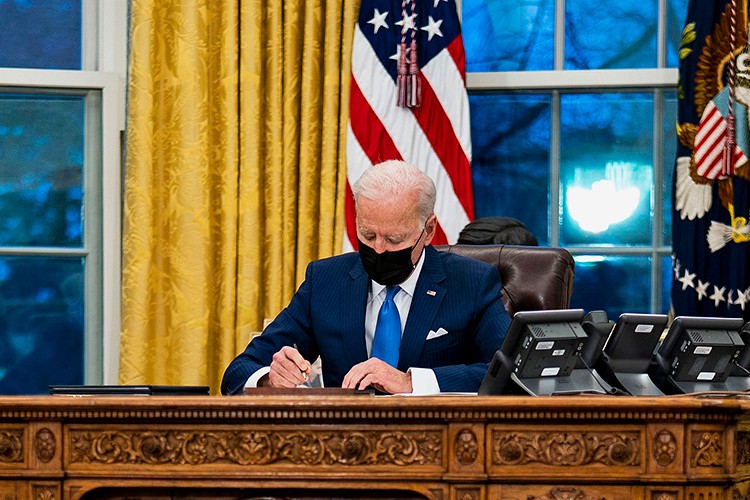 Biden, Sincan'dan ithalatı yasaklayan yasayı onayladı
