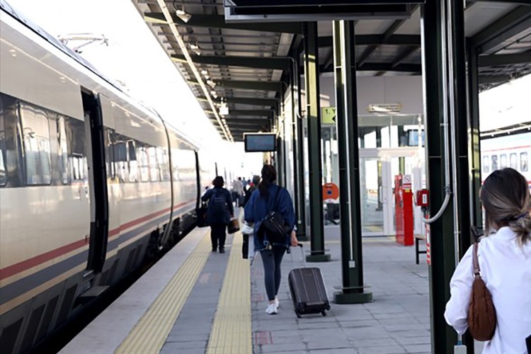 Halkalı-Bahçeşehir banliyö seferleri başladı