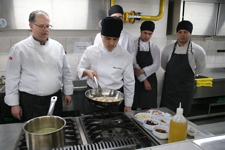 Osmanlı saray mutfağı lezzetlerini öğrenerek geleceğe taşıyorlar