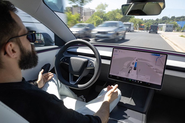 Tesla, Las Vegas sokaklarına 5 bin robotaksi sürmeyi planlıyor