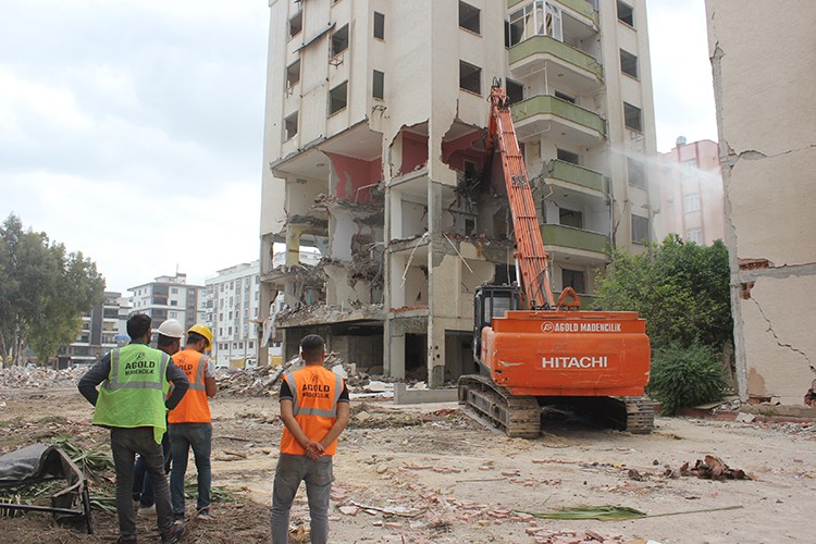 Osmaniye'de 10 bin ağır hasarlı bina 90 günde yıkılacak