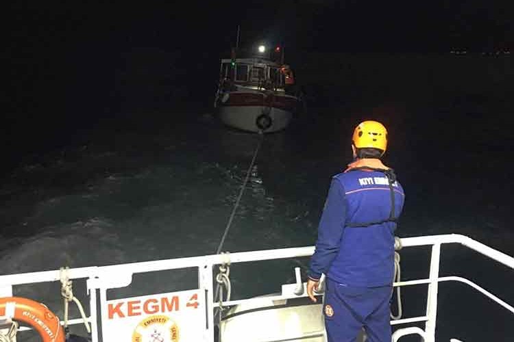 Kınalıada açıklarında sürüklenen tekne kurtarıldı