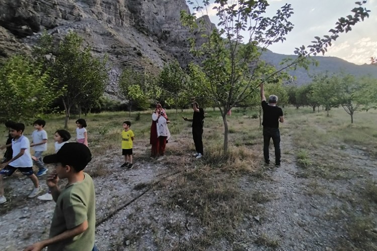 Depremzedeler Tortum Şelalesi'ni gezdi