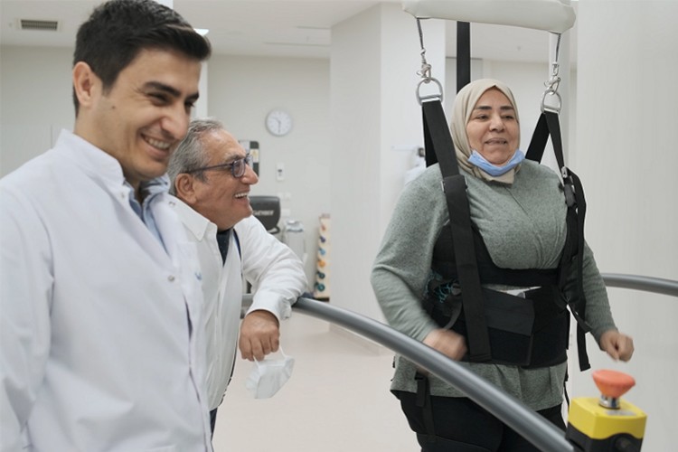 Robotik tedavi ve sanal oyunla bağımsızlığına kavuştu