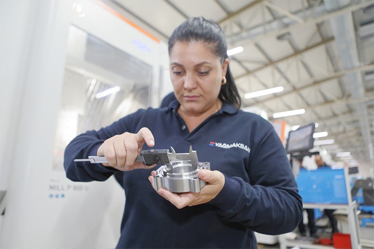 7 kadın, CNC tezgahında yüksek hassasiyetli parçalar üretiyor