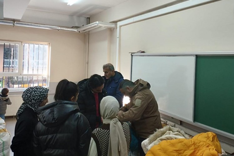 DEPREMZEDE ÇOCUKLARA MONT VE BOT DAĞITTI