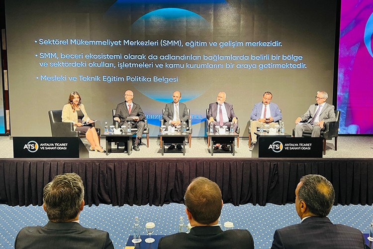 Antalya'da turizm sektörü ile eğitim paydaşları buluştu