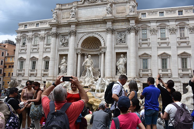 İklim aktivistlerindenTrevi Çeşmesi'nde boyalı protesto