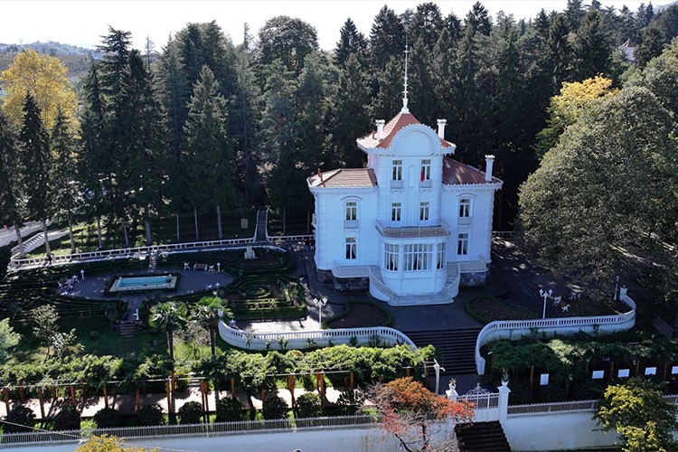 Büyük Önder'in adını taşıyan köşke yerli ve yabancı ziyaretçi ilgisi