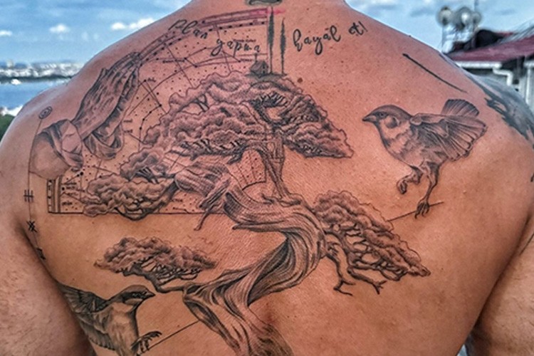 Gökhan Türkmen tüm sırtına yaptığı dövmeleri paylaştı