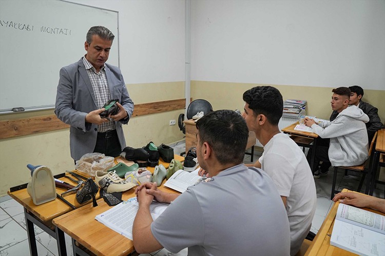 Ayakkabı sektörüne mesleki eğitim merkezinden destek
