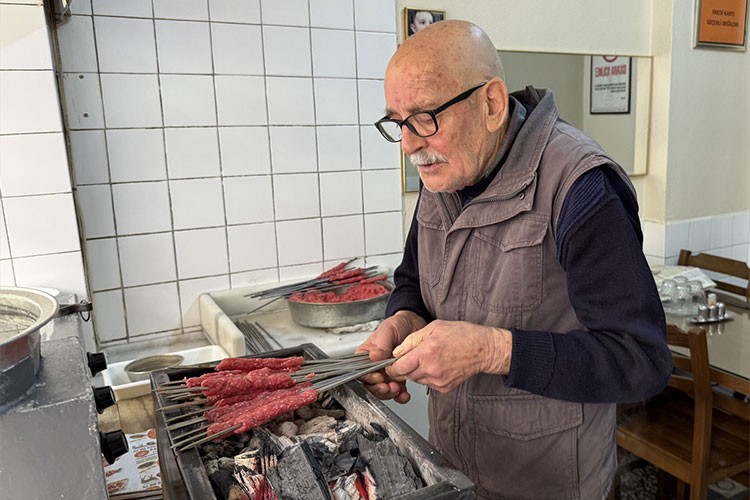 Tire şiş köfte lezzetini odun ateşi ve tereyağından alıyor