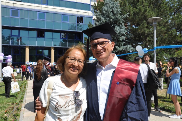 60 yaş ve üstü mezunlarından "eğitimin yaşı yok" mesajı