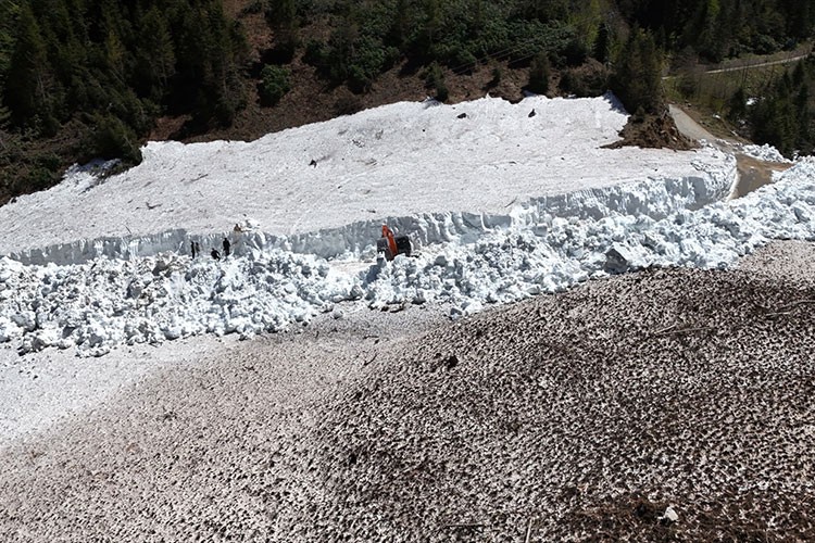 Rize'de yayla yollarında karla mücadele sürüyor