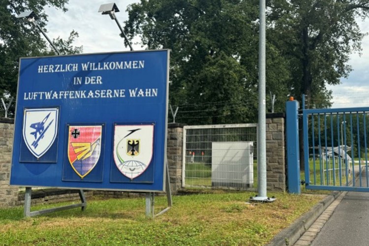 Almanya'da Köln-Wahn Üssü bir süre kapatıldı