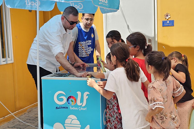 Afet bölgesindeki çocuklar için dondurma şenliği