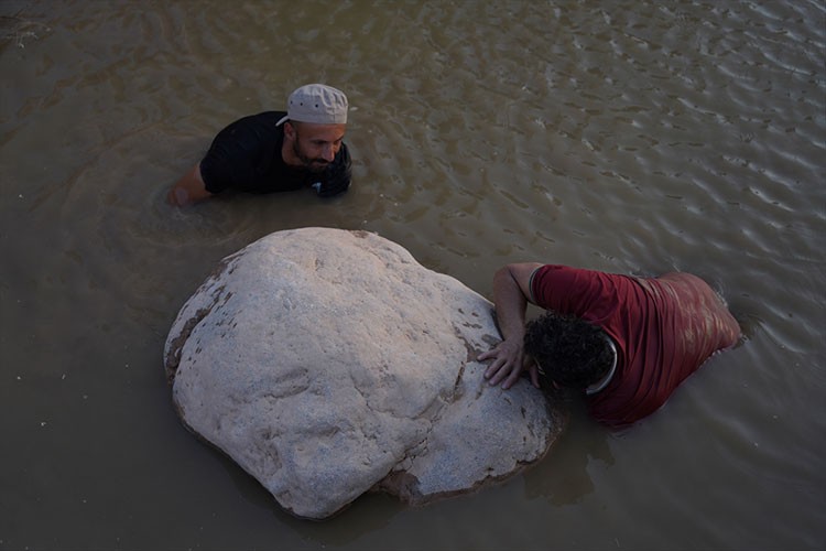 Hiçbir alet kullanmadan elleriyle balık avlıyor
