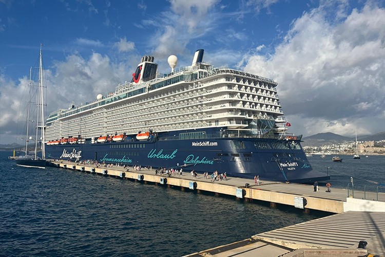 Bodrum'a "Mein Schiff 5" kruvaziyeriyle 2 bin 716 yolcu geldi