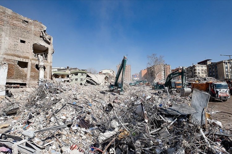 Kahramanmaraş'ta enkaz kaldırma çalışmaları 18 mahallede devam ediyor