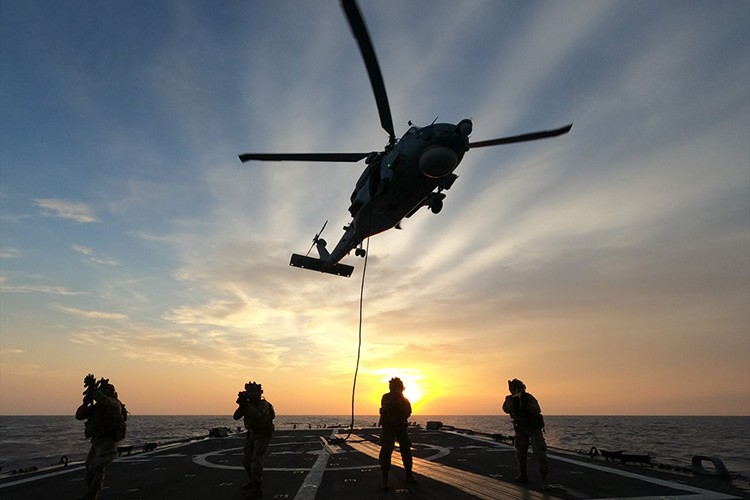 TCG GÖKSU fırkateyninde helikopter iniş/kalkış eğitimleri yapıldı