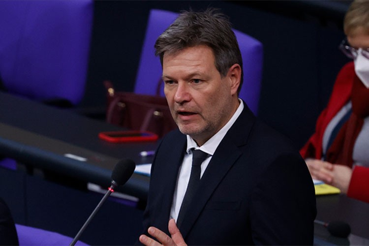 Alman Ekonomi Bakanı, uçağının arızalanması nedeniyle geceyi Lizbon'da geçirdi