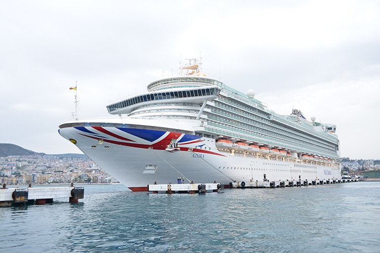 Dev kruvaziyer Azura, 2 bin 129 turistle Kuşadası'na geldi
