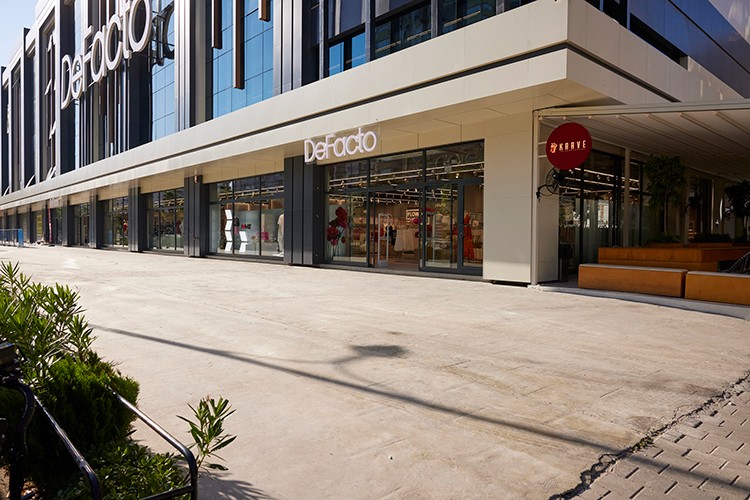 DeFacto Adana mağazası Green Check altın sertifika aldı