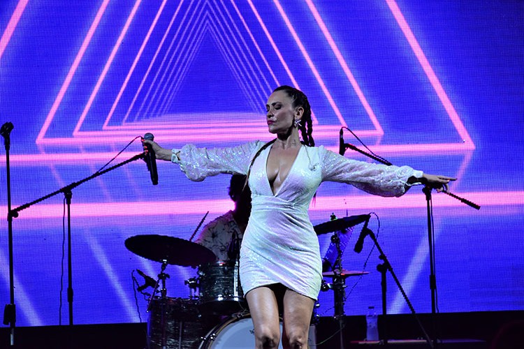 Sahneye Arya söyleyerek geldi