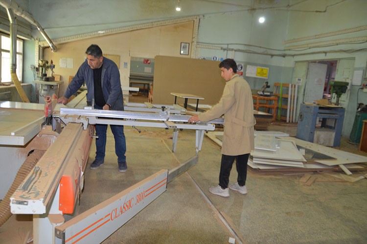 Kamu kurumları ve okulların mobilyalarını öğrenciler üretiyor