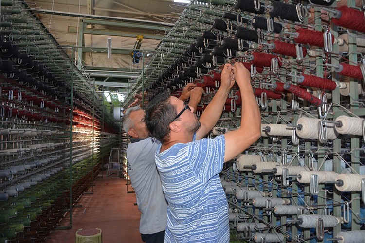 Demirci'de dokunan halılar dünya pazarında ilgi görüyor