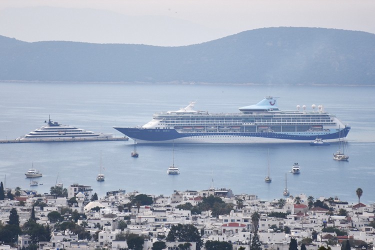 Bodrum'a iki kruvaziyerle 1853 yolcu geldi