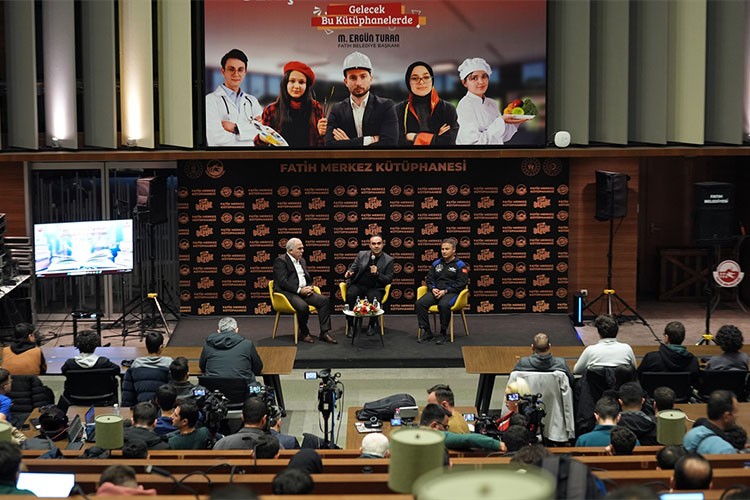 Yeni yılı İstanbul'da gençlerle karşıladı