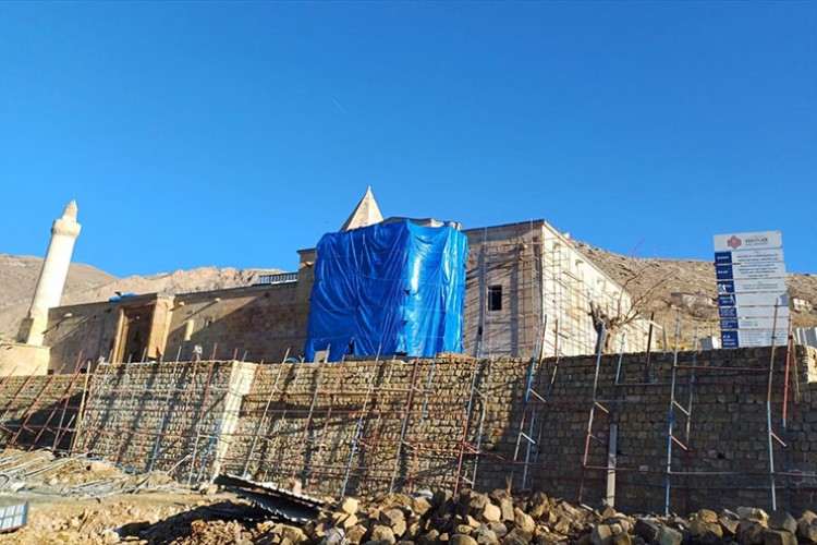 Divriği Ulu Camii'nin geçici koruma çatısı kaldırılmaya başlandı