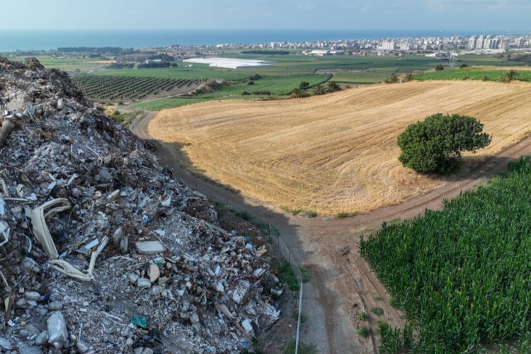 Hatay'daki enkaz atıkları zehir saçıyor