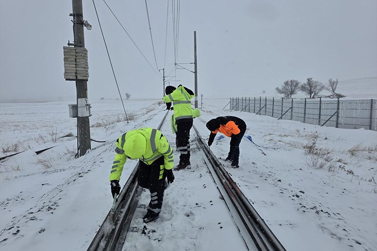 Demir yollarında yoğun kar mesaisi