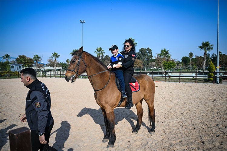İlkokul öğrencilerinin atlı polislerle gezme hayali gerçek oldu
