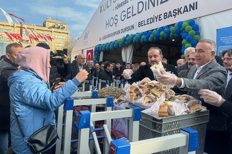 6. Rize Hamsi Festivali'nin kapanışında 3 ton hamsi dağıtıldı