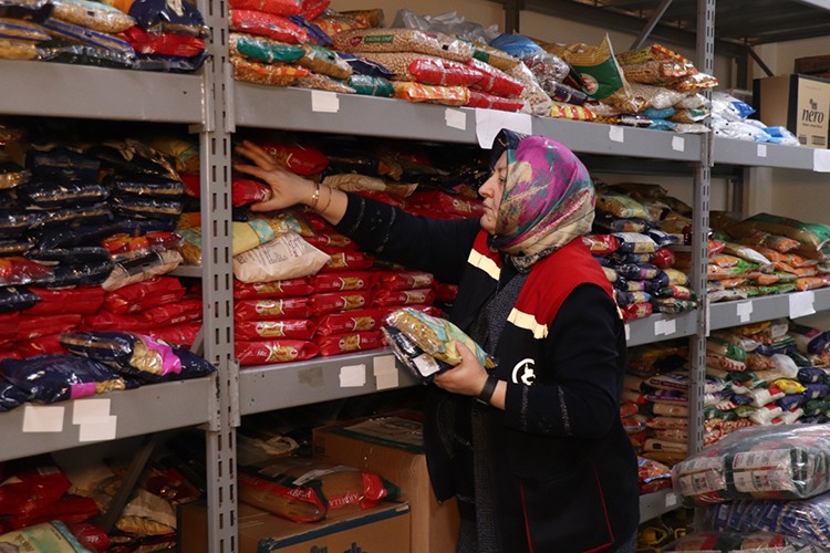 Düzce'de depremzedeler için "sosyal market" açıldı