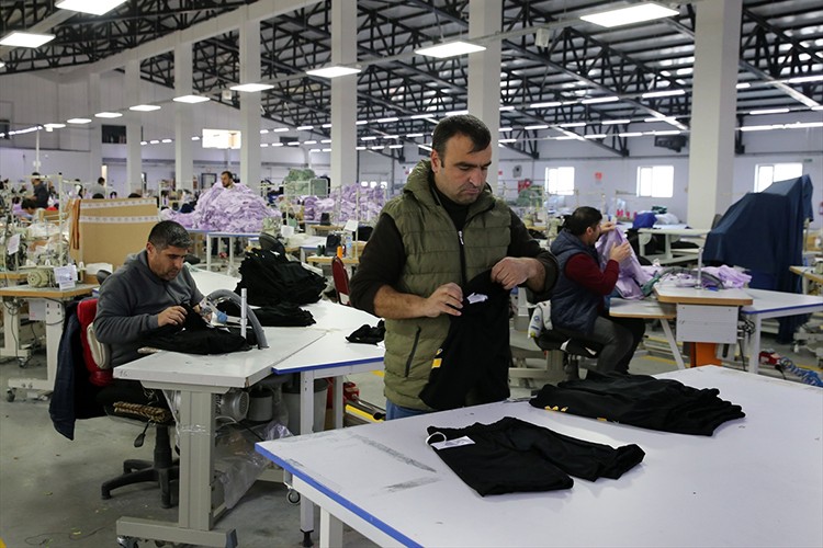 Kurduğu tekstil fabrikasında 170 gence istihdam sağladı