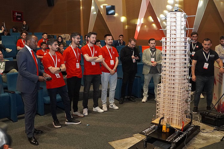 DASK yarışmasında bina maketleri deprem testinden geçti